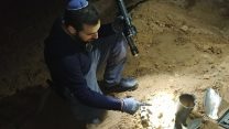 חבלן משטרה בודק נפל רקטה שהתפוצצה ביישוב בנגב המערבי, 1 בינואר 2018 (צילום: דוברות המשטרה)