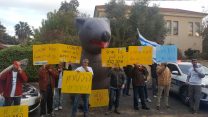 עובדי ECI מפגינים מול ביתו של המשנה למנכ"ל החברה וסמנכ"ל הכספים בחברה, גיורא ביתן. 2 בדצמבר 2018. (צילום: באדיבות דוברות ההסתדרות)
