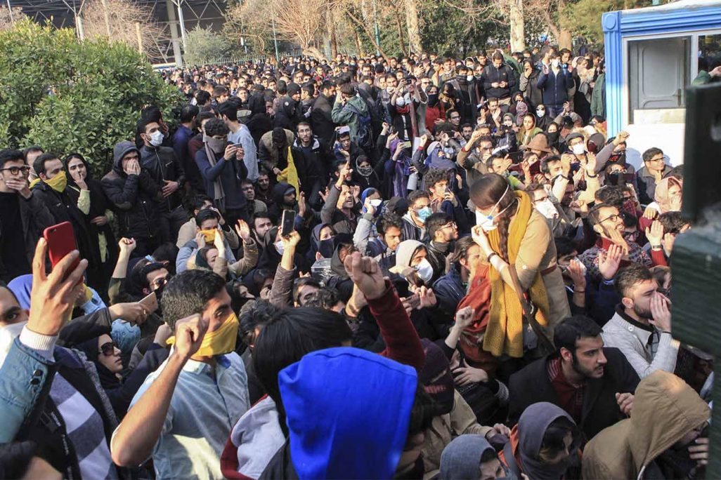 תמונה שצולמה על ידי אחד המפגינים והוברחה אל מחוץ לאיראן. הפגנה של סטודנטים באוניברסיטת טהארן ביום שבת 30.12.17. (AP Photo, File)