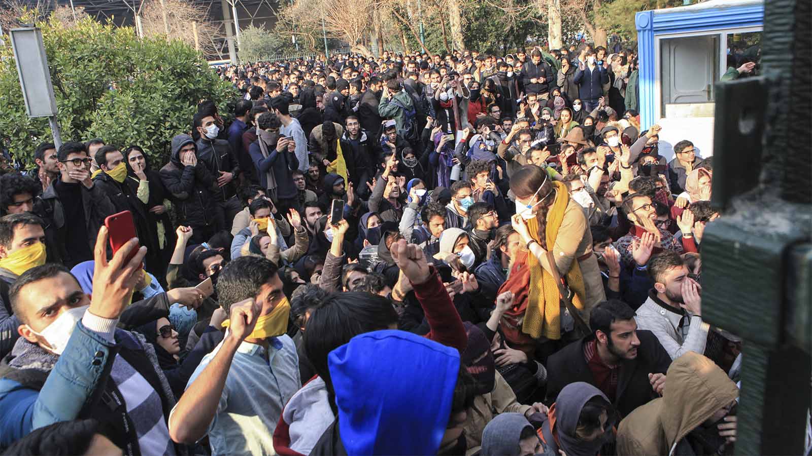 תמונה שצולמה על ידי אחד המפגינים והוברחה אל מחוץ לאיראן. הפגנה של סטודנטים באוניברסיטת טהארן ביום שבת 30.12.17. (AP Photo, File)