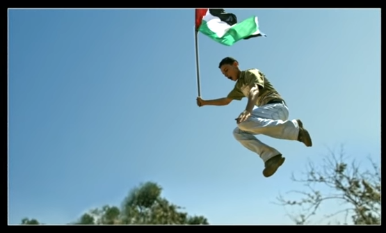 ילד קופץ, דגל פלסטין (צילום מסך: 'כל היתר חולף)