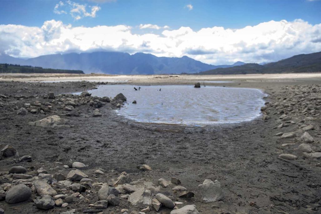המקור העיקרי למים בקייפטאון הינו סכר waterskloof מחוץ לגרבאו. התמונה צולמה ב 23 בינואר 2018, במצב בו במאגרים ישנם רק 26% מתכולתם המקסימלית. (AP Photo)