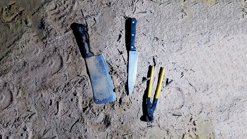 הסכינים שנתפסו על החשודים שחצו את גדר המערכת מדרום רצועת עזה לשטח ישראל (דובר צה״ל)