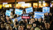 מפגינים באשדוד נגד סגירת עסקים בשבת (פלאש90)