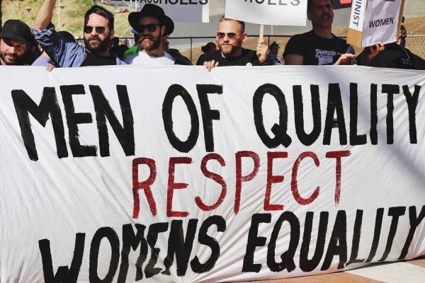 גברים בהפגנה למען זכויות נשים (מתוך אתר pixabay)