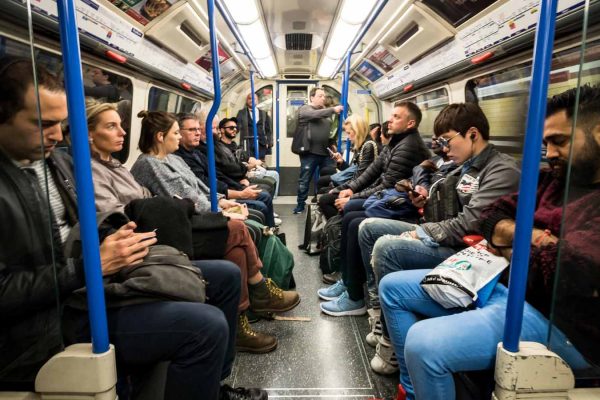 צעירים ברכבת התחתית בלונדון (pxl.store / Shutterstock.com)
