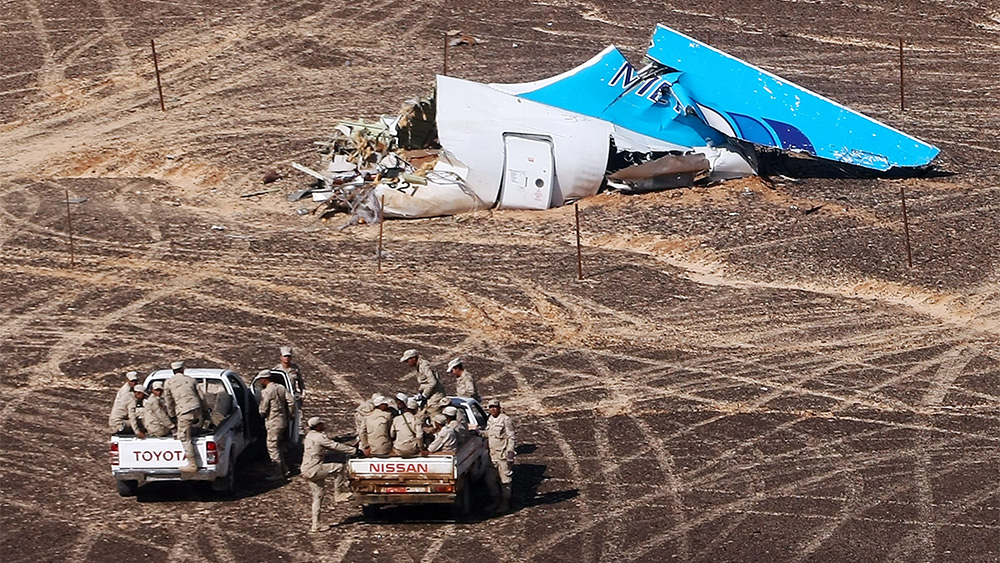 הריסות המטוס הרוסי שהתרסק במצריים בשנת 2015 (צילום ארכיון: Maxim Grigoriev/Russian Ministry for Emergency Situations via AP, File).