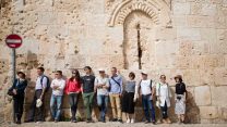 קבוצת תיירים בעיר העתיקה בירושלים (צילום ארכיון: קורינה קרן/ פלאש90)