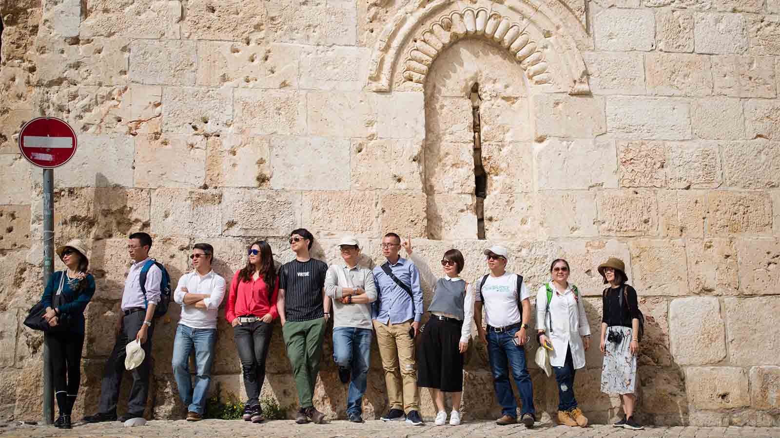 קבוצת תיירים בעיר העתיקה בירושלים. &quot;תייר בטיול מאורגן מוציא במהלך שהותו בישראל, כמעט פי שניים וחצי מתייר עצמאי&quot; (צילום: קורינה קרן/ פלאש90)