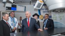נתניהו מבקר במכון ההקרנות הראשון בצפון בבית החולים זיו בצפת, יוני 2017 (אייל מרגולין  ג'יני)