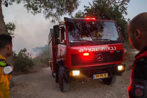 לוחמי אש בכיבוי שריפה ליד ירושלים, ארכיון (יונתן זינדל / פלאש90)