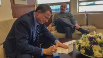 ח"כ פרי מגיש את התפטרותו מהכנסת ליו"ר הכנסת אדלשטיין (צילום: דוברות הכנסת)