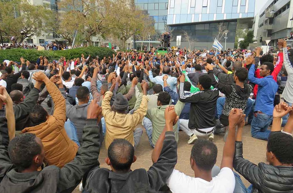 הפגנה מול שגרירות רואנדה בהרצליה (צילום: יהל פרג')