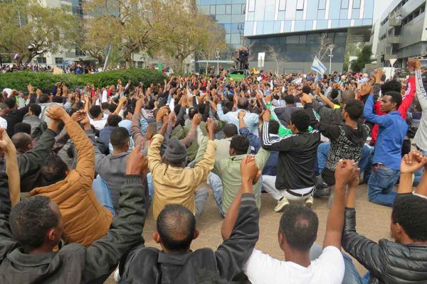 הפגנה מול שגרירות רואנדה בהרצליה (צילום: יהל פרג')