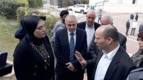 שר החינוך, נפתלי בנט, בתיכון בג'לג'וליה לאחר אירוע הירי הקודם, 8 בפברואר 2018 (צילום: דוברות שר החינוך)