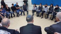 שר החינוך, נפתלי בנט, בפגישתו עם תלמידים מהתיכון בג'לג'וליה לאחר אירוע הירי, 8 בפברואר 2018 (צילום: דוברות שר החינוך)
