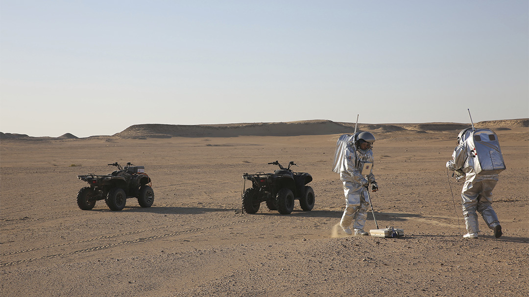 אתר התרגיל במדבר דהופר בדרום עומאן, המזכיר בתנאיו את כוכב הלכת מאדים (צילום: AP Photo/Sam McNeil).