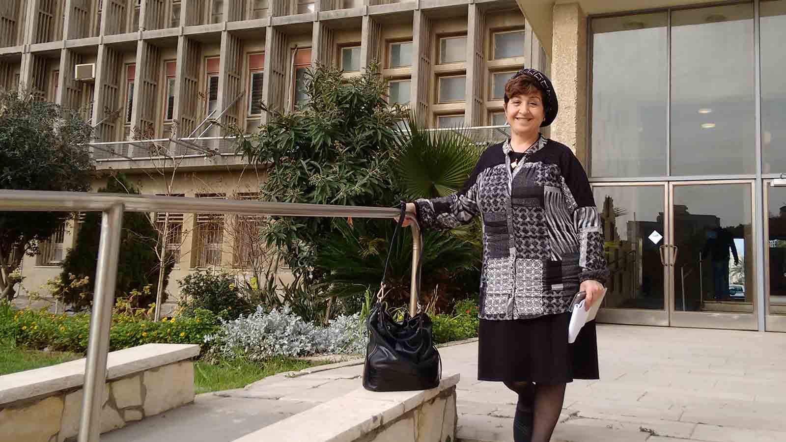רבקה צ'יקוטאי בכניסה לבית ההסתדרות (צילום: יעל אלנתן)