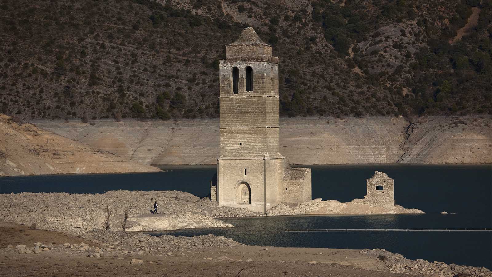 כנסייה עתיקה בספרד שנחשפה כאשר המים במאגר שהטביע את הכפר העתיק התייבש עקב הבצורת. (צילום ארכיון: AP Photo/Emilio Morenatti)