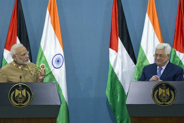 ראש ממשלת הודו מודי ויו"ר הרשות הפלסטינית אבו מאזן בפגישה בראמללה, 10 בפברואר (צילום: AP Photo/Nasser Nasser)