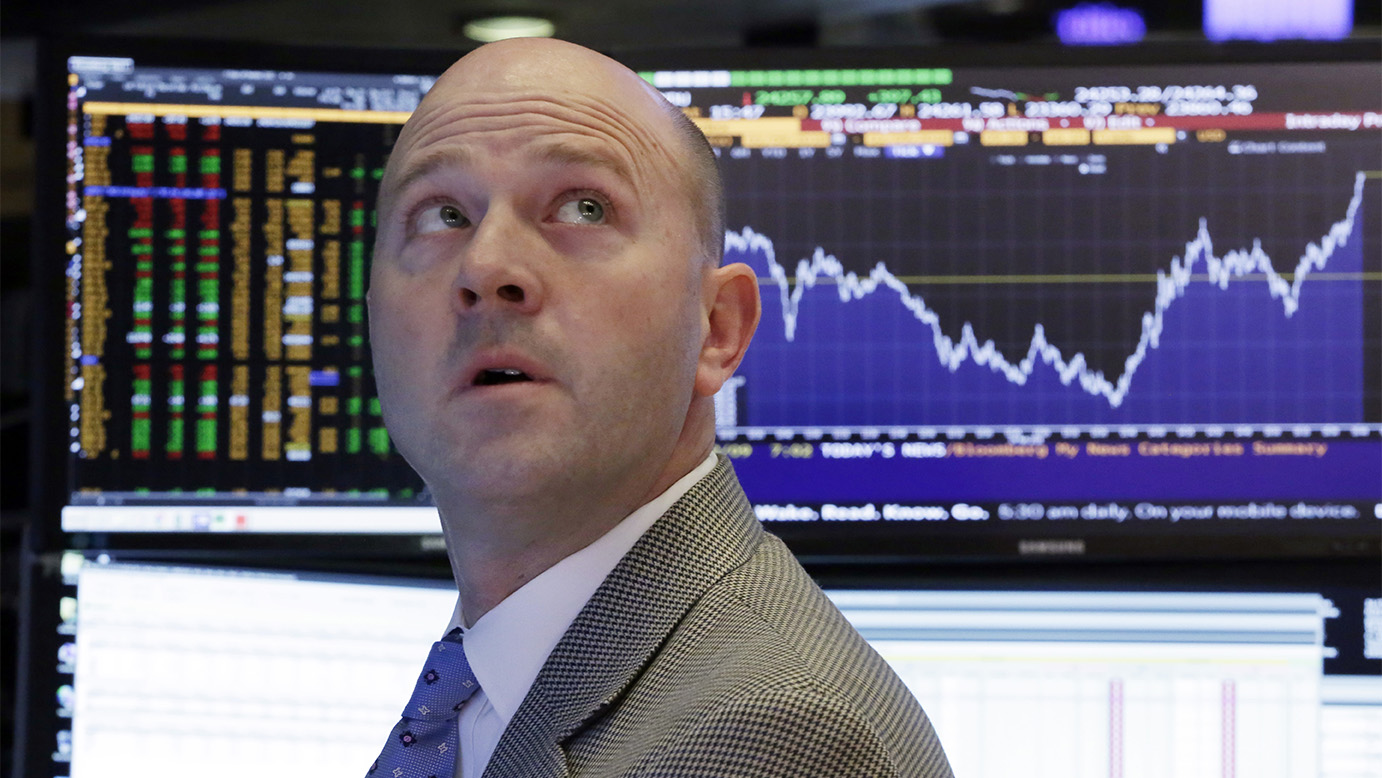 סוכן מניות בבורסה בניו-יורק, 9 בפברואר (צילום: AP Photo/Richard Drew).