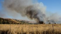 עשן סמוך לכפר סאלד, לאחר טילים שנםלו בצד הישראלי של הגבול עם סוריה.20 באוגוסט 2015. ארכיון. (צילום: באסל עווידת/ פלאש90)