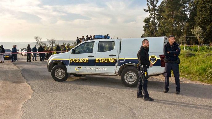 שוטרי משטרת ישראל מבצעים חסימות צירים ושבילים המובילים לקיבוץ ולאתר הנפילה. (צילום: דוברות המשטרה)