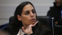 נופר קררו-אסלן, חברת הועדה בנושא אלימות נגד צוותים רפואיים ובתה של טובה קררו ז"ל ביום הגשת הדוח של הועדה. (צילום: דוברות משרד הבריאות)