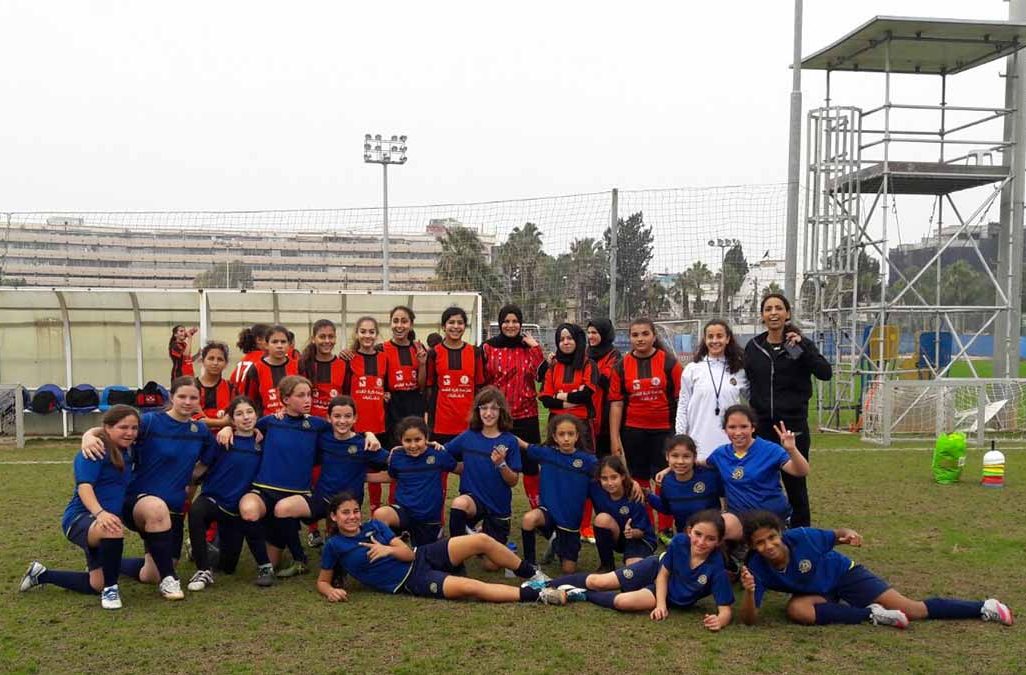 משחק בין קבוצות הנערות של  מכבי ת"א לבין קבוצות הנערות של באקה אל-גרביה (באדיבות 'עיר ללא אלימות')