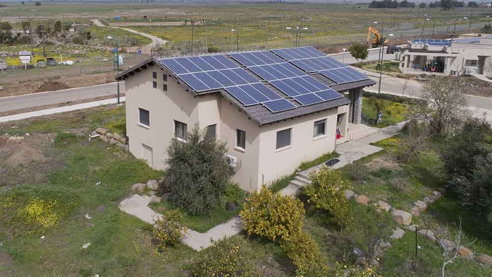 פאנלים סולאריים על גג בית פרטי בישראל. (קרדיט: חברת אנרפויט)