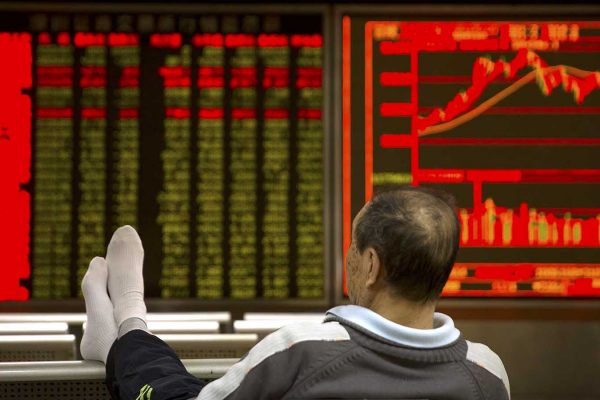 סוכן השקעות סיני עוקב אחר התפתחויות בבורסה בבייג'ינג (AP Photo/Mark Schiefelbein)