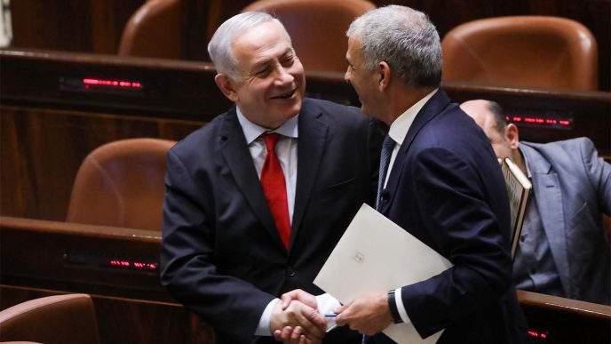 נתניהו וכחלון במליאת הכנסת בזמן ההצבעה בקריאה ראשונה על תקציב המדינה לשנת 2019. 13 בפברואר (צילום: יונתן זינדל/ פלאש90)