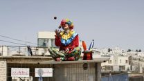 ליצן עושה ג'אגלינג בפורים (צילום ארכיון: מרים אלטשר/ פלאש90)