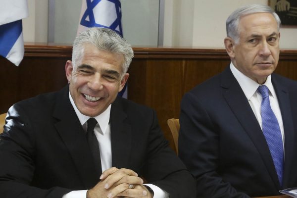נתניהו ולפיד בישיבת ממשלה באוקטובר 2014 (צילום: מארק ישראל שלם/ פלאש90)