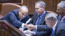 משמאל - שר החינוך נפתלי בנט, השר לבטחון פנים גלעד ארדן, שר האוצר משה כחלון וראש הממשלה בנימין נתניהו בכנסת (צילום: יונתן זינדל / פלאש 90).