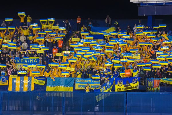 אוהדים אוקראינים במשחק לקראת מונדיאל 2018 (צילום:  Ivica Drusany / Shutterstock.com).