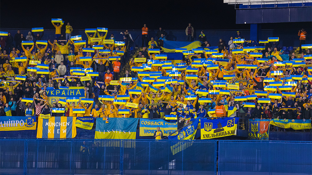 אוהדים אוקראינים במשחק לקראת מונדיאל 2018 (צילום:  Ivica Drusany / Shutterstock.com).