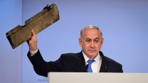 בנימין נתניהו מציג חלק מהמל״ט האיראני שחדר לשמי הארץ בכנס מינכן (צילום: עמוס בן גרשום / לע״מ).