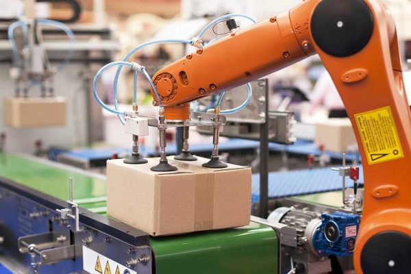 זרוע רובוטית במחסן אריזה (Shutterstock)