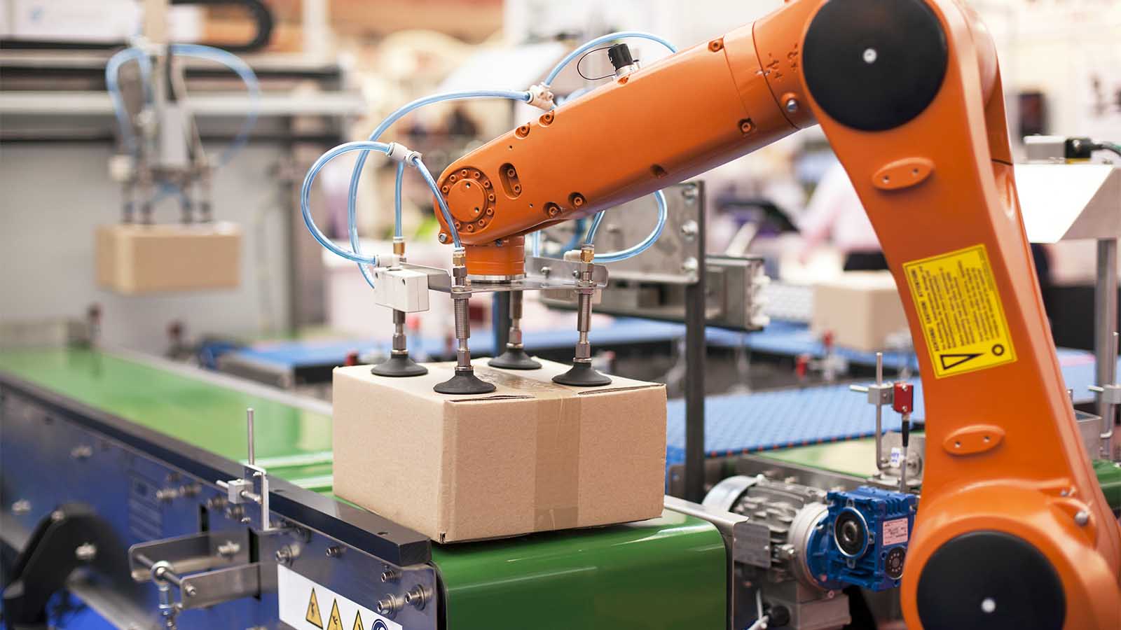 זרוע רובוטית במחסן אריזה (Shutterstock)