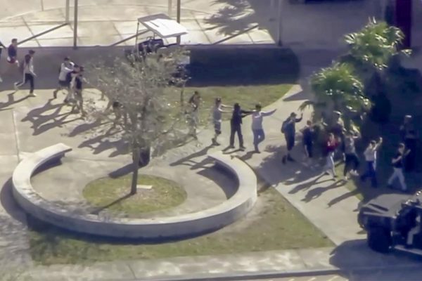 תלמידים מחולצים מבית הספר בפלורידה בו התרחש אירוע הירי ההמוני. 14 בפברואר (צילום: WPLG-TV via AP)