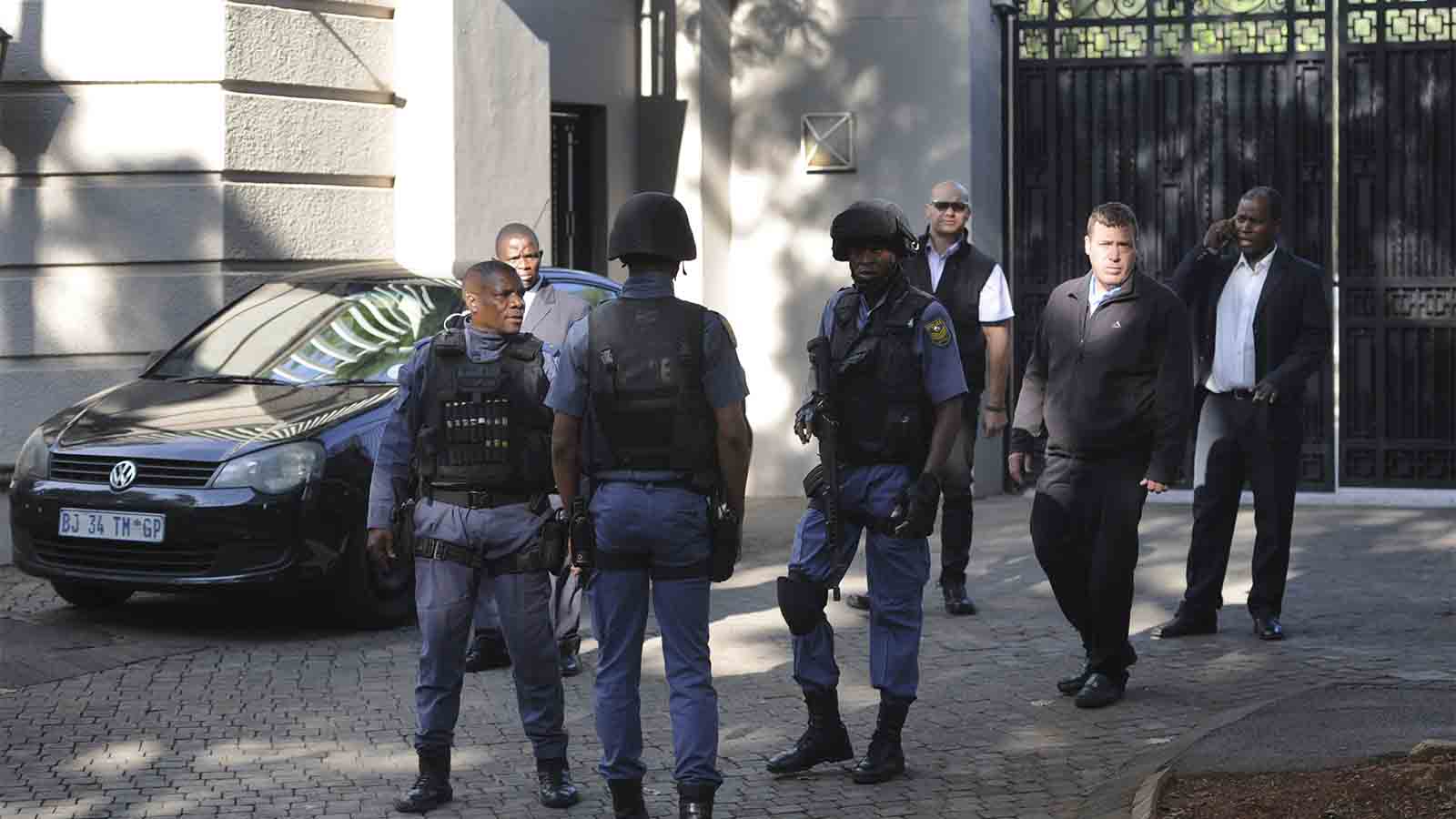פשיטת יחידת עילית של משטרת דרום אפריקה על מתחם המגורים של משפחת גופטה המקושרת לנשיא זומה, בבוקר ההודעה על התפטרותו (AP Photo)