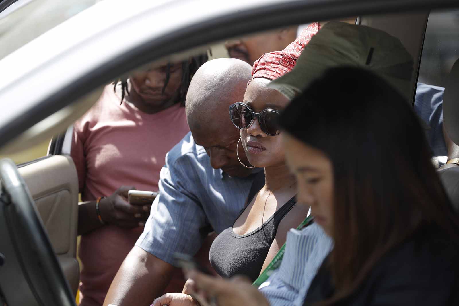 אזרחי דרום אפריקה עוקבים במתח אחר נאום הנשיא המודח זומה בפרטוריה, דרום אפריקה. יום רביעי ה-14 לפברואר 2018 (AP Photo/Themba Hadebe)