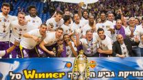 שחקני הפועל חולון חוגגים את הניצחון בגביע המדינה, 15 לפברואר 2018 (Roy Alima/ פלאש90)