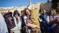 חברות בתנועה הרפורמית אוחזות בספר תורה במהלך תפילה משותפת של נשים וגברים בכותל. נובמבר 16 2017 צילום: נעם ריבקין פנטון