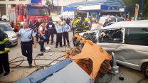 חלק ממנוף שנפל ופגע ברכב במתחם מסחרי ברחוב הצומת פינת דרך השרון בכפר סבא (צילום: מד״א).