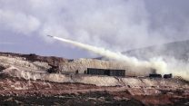 ארטילריה טורקית משוגרת לעבר עמדות כורדיות. ארכיון (צילום: AP Photo).