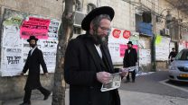 חרדים קוראים עיתון בירושלים (נתי שוחט  פלאש90)