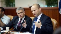 ראש הממשלה נפתלי בנט (מימין) וראש הממשלה החליפי, יאיר לפיד (יוסי זמיר/פלאש90)