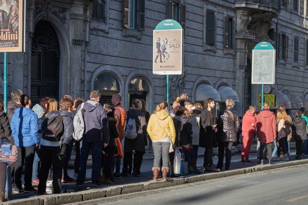 צעירים ממתינים לאוטובוס ברומא (futureGalore / Shutterstock.com)